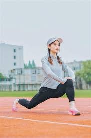 西甲西乙赛季中场休息：皇家奥维耶多与体育俱乐部的悬崖边舞蹈